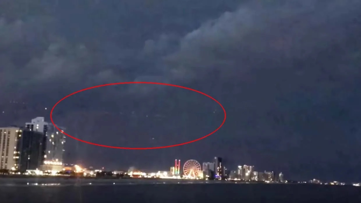 They capture an enormous UFO during a thunderstorm on a South Carolina beach