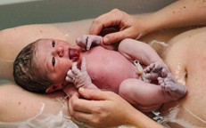 Photographer Captures Mothers and Newborns Following Water Birth