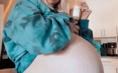 The pregnant mother of twins surprises everyone with her enormous pregnancy bump.