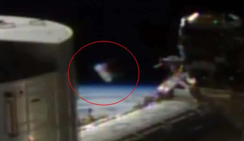 The International Space Station s cameras catch a bizarre alien cylinder (UFO)
