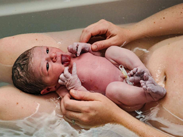 Photographer Captures Mothers and Newborns Following Water Birth